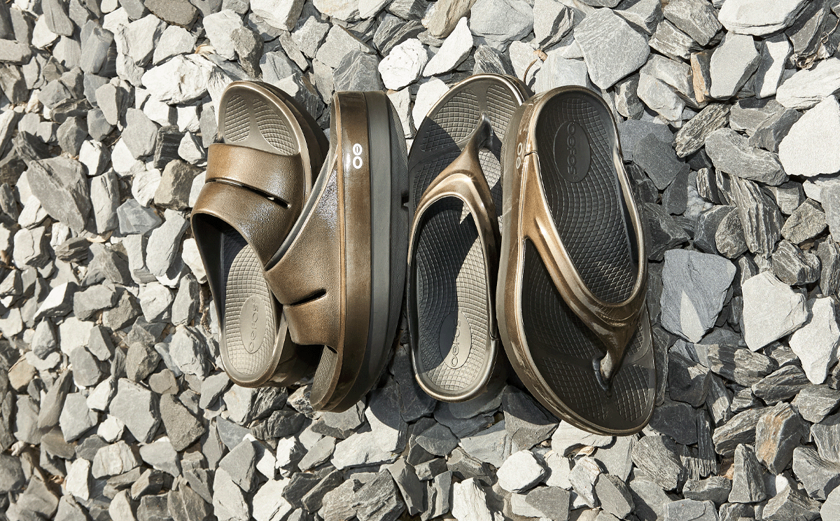 Women's OOmega OOahh Stacked Sandal - Titanium Mirror - Image 5